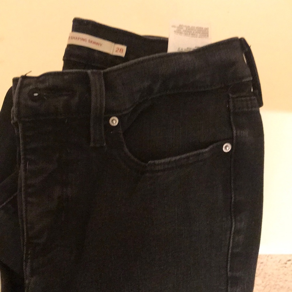 Black jean Levi’s size 28 mid rise 311 shaping skinny